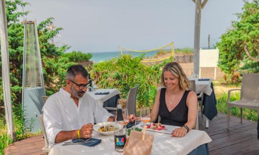 Mittagessen am Meer mit Aussicht und köstlichen Gerichten.