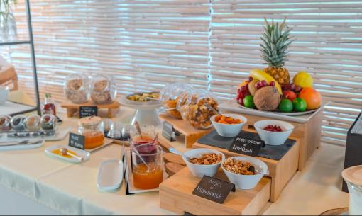 Buffet di frutta e cereali con marmellate e miele.